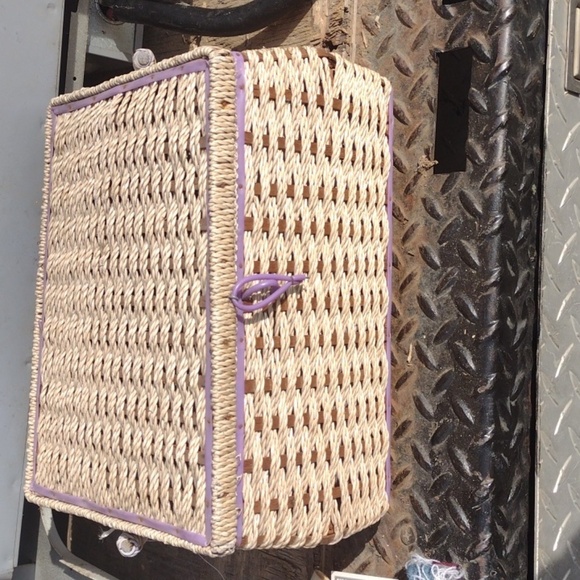 Vintage Woven Sewing Box with Satin Interior - Picture 2 of 3